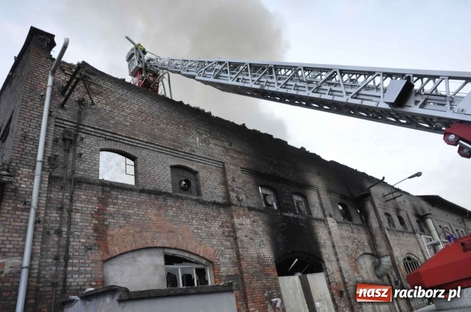 Zdjęcie w galerii na portalu naszraciborz.pl: Pożar hali przy ul. Zakładowej w Brzeziu wciąż szaleje. Przed 20.00 do akcji wszedł ciężki sprzęt do burzenia murów. Tylko u nas FOTO i WIDEO wiadomości z regionu