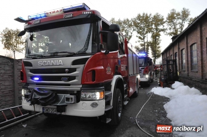 Zdjęcie w galerii na portalu naszraciborz.pl: Pożar hali przy ul. Zakładowej w Brzeziu wciąż szaleje. Przed 20.00 do akcji wszedł ciężki sprzęt do burzenia murów. Tylko u nas FOTO i WIDEO wiadomości z regionu