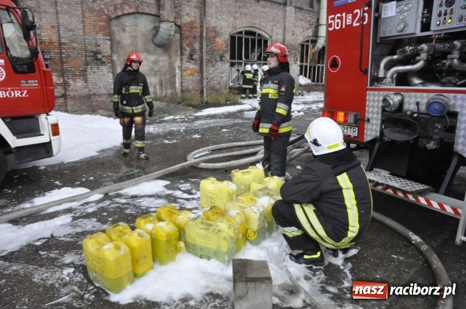Zdjęcie w galerii na portalu naszraciborz.pl: Pożar hali przy ul. Zakładowej w Brzeziu wciąż szaleje. Przed 20.00 do akcji wszedł ciężki sprzęt do burzenia murów. Tylko u nas FOTO i WIDEO wiadomości z regionu