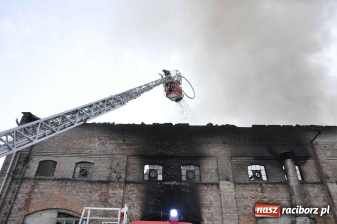 Zdjęcie w galerii na portalu naszraciborz.pl: Pożar hali przy ul. Zakładowej w Brzeziu wciąż szaleje. Przed 20.00 do akcji wszedł ciężki sprzęt do burzenia murów. Tylko u nas FOTO i WIDEO wiadomości z regionu