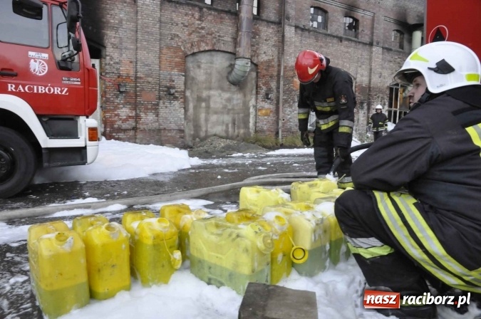 Zdjęcie w galerii na portalu naszraciborz.pl: Pożar hali przy ul. Zakładowej w Brzeziu wciąż szaleje. Przed 20.00 do akcji wszedł ciężki sprzęt do burzenia murów. Tylko u nas FOTO i WIDEO wiadomości z regionu