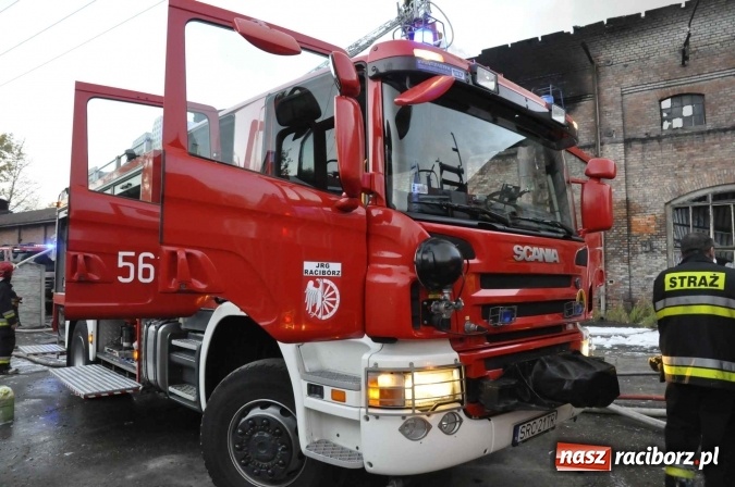 Zdjęcie w galerii na portalu naszraciborz.pl: Pożar hali przy ul. Zakładowej w Brzeziu wciąż szaleje. Przed 20.00 do akcji wszedł ciężki sprzęt do burzenia murów. Tylko u nas FOTO i WIDEO wiadomości z regionu