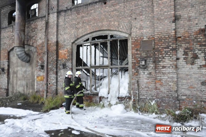 Zdjęcie w galerii na portalu naszraciborz.pl: Pożar hali przy ul. Zakładowej w Brzeziu wciąż szaleje. Przed 20.00 do akcji wszedł ciężki sprzęt do burzenia murów. Tylko u nas FOTO i WIDEO wiadomości z regionu