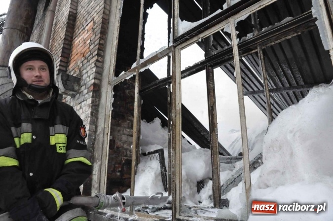 Zdjęcie w galerii na portalu naszraciborz.pl: Pożar hali przy ul. Zakładowej w Brzeziu wciąż szaleje. Przed 20.00 do akcji wszedł ciężki sprzęt do burzenia murów. Tylko u nas FOTO i WIDEO wiadomości z regionu