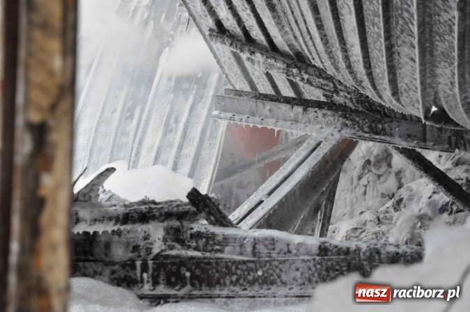 Zdjęcie w galerii na portalu naszraciborz.pl: Pożar hali przy ul. Zakładowej w Brzeziu wciąż szaleje. Przed 20.00 do akcji wszedł ciężki sprzęt do burzenia murów. Tylko u nas FOTO i WIDEO wiadomości z regionu