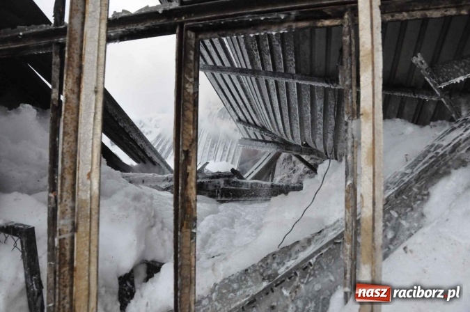 Zdjęcie w galerii na portalu naszraciborz.pl: Pożar hali przy ul. Zakładowej w Brzeziu wciąż szaleje. Przed 20.00 do akcji wszedł ciężki sprzęt do burzenia murów. Tylko u nas FOTO i WIDEO wiadomości z regionu