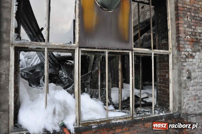 Zdjęcie w galerii na portalu naszraciborz.pl: Pożar hali przy ul. Zakładowej w Brzeziu wciąż szaleje. Przed 20.00 do akcji wszedł ciężki sprzęt do burzenia murów. Tylko u nas FOTO i WIDEO wiadomości z regionu
