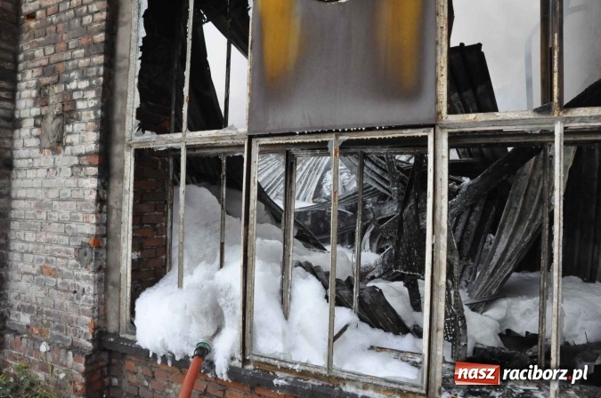 Zdjęcie w galerii na portalu naszraciborz.pl: Pożar hali przy ul. Zakładowej w Brzeziu wciąż szaleje. Przed 20.00 do akcji wszedł ciężki sprzęt do burzenia murów. Tylko u nas FOTO i WIDEO wiadomości z regionu