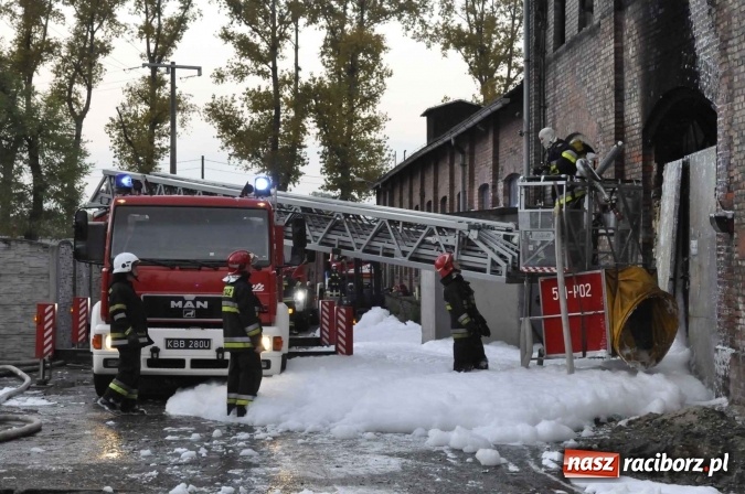 Zdjęcie w galerii na portalu naszraciborz.pl: Pożar hali przy ul. Zakładowej w Brzeziu wciąż szaleje. Przed 20.00 do akcji wszedł ciężki sprzęt do burzenia murów. Tylko u nas FOTO i WIDEO wiadomości z regionu