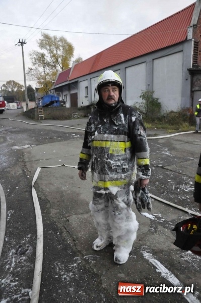 Zdjęcie w galerii na portalu naszraciborz.pl: Pożar hali przy ul. Zakładowej w Brzeziu wciąż szaleje. Przed 20.00 do akcji wszedł ciężki sprzęt do burzenia murów. Tylko u nas FOTO i WIDEO wiadomości z regionu
