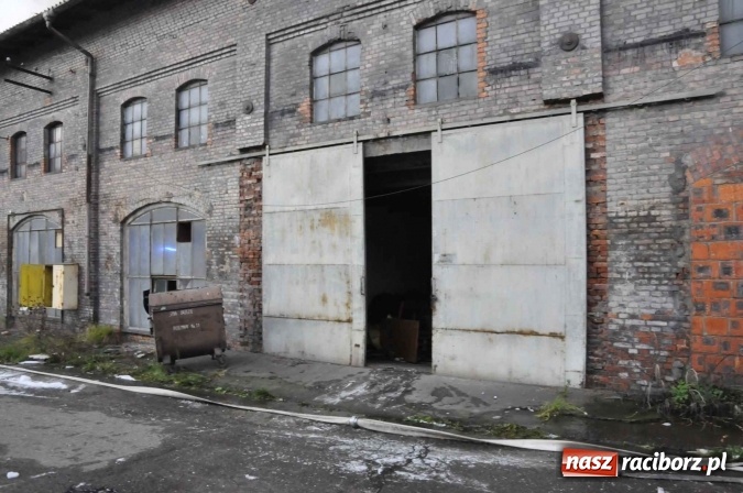 Zdjęcie w galerii na portalu naszraciborz.pl: Pożar hali przy ul. Zakładowej w Brzeziu wciąż szaleje. Przed 20.00 do akcji wszedł ciężki sprzęt do burzenia murów. Tylko u nas FOTO i WIDEO wiadomości z regionu