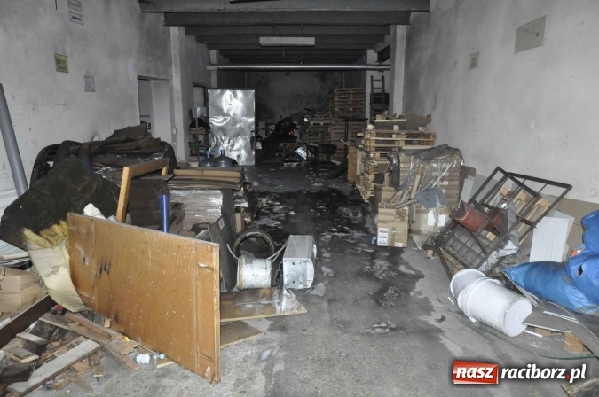 Zdjęcie w galerii na portalu naszraciborz.pl: Pożar hali przy ul. Zakładowej w Brzeziu wciąż szaleje. Przed 20.00 do akcji wszedł ciężki sprzęt do burzenia murów. Tylko u nas FOTO i WIDEO wiadomości z regionu