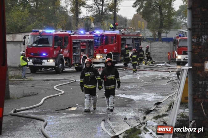 Zdjęcie w galerii na portalu naszraciborz.pl: Pożar hali przy ul. Zakładowej w Brzeziu wciąż szaleje. Przed 20.00 do akcji wszedł ciężki sprzęt do burzenia murów. Tylko u nas FOTO i WIDEO wiadomości z regionu