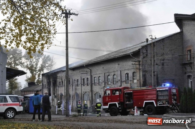 Zdjęcie w galerii na portalu naszraciborz.pl: Pożar hali przy ul. Zakładowej w Brzeziu wciąż szaleje. Przed 20.00 do akcji wszedł ciężki sprzęt do burzenia murów. Tylko u nas FOTO i WIDEO wiadomości z regionu