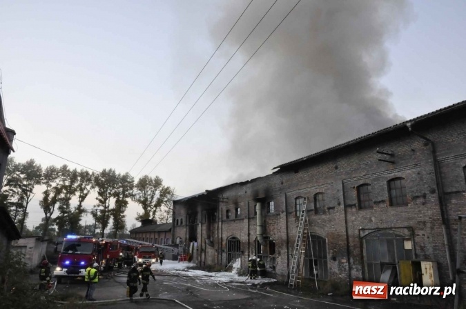 Zdjęcie w galerii na portalu naszraciborz.pl: Pożar hali przy ul. Zakładowej w Brzeziu wciąż szaleje. Przed 20.00 do akcji wszedł ciężki sprzęt do burzenia murów. Tylko u nas FOTO i WIDEO wiadomości z regionu
