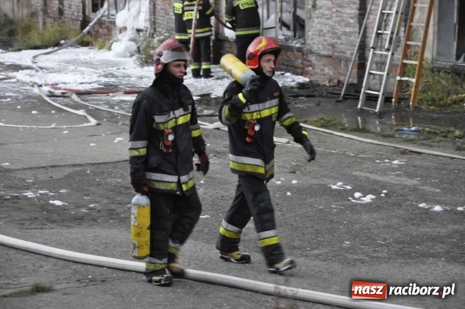 Zdjęcie w galerii na portalu naszraciborz.pl: Pożar hali przy ul. Zakładowej w Brzeziu wciąż szaleje. Przed 20.00 do akcji wszedł ciężki sprzęt do burzenia murów. Tylko u nas FOTO i WIDEO wiadomości z regionu