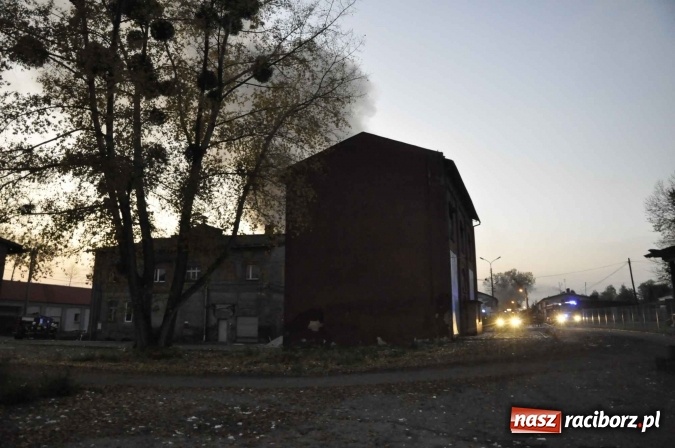 Zdjęcie w galerii na portalu naszraciborz.pl: Pożar hali przy ul. Zakładowej w Brzeziu wciąż szaleje. Przed 20.00 do akcji wszedł ciężki sprzęt do burzenia murów. Tylko u nas FOTO i WIDEO wiadomości z regionu