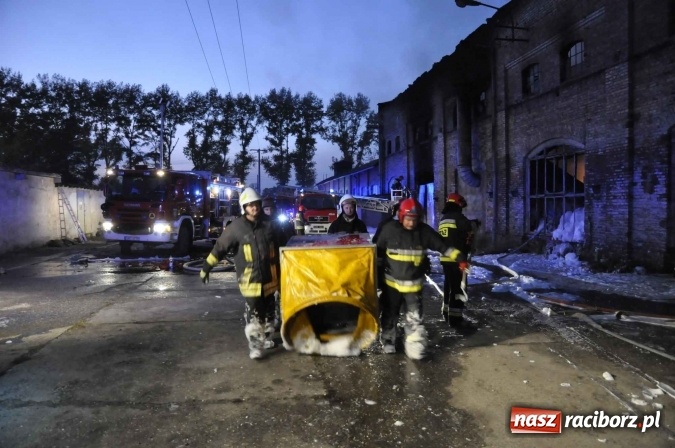 Zdjęcie w galerii na portalu naszraciborz.pl: Pożar hali przy ul. Zakładowej w Brzeziu wciąż szaleje. Przed 20.00 do akcji wszedł ciężki sprzęt do burzenia murów. Tylko u nas FOTO i WIDEO wiadomości z regionu