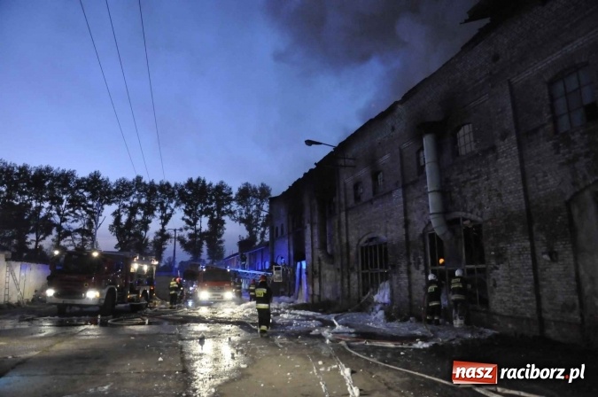 Zdjęcie w galerii na portalu naszraciborz.pl: Pożar hali przy ul. Zakładowej w Brzeziu wciąż szaleje. Przed 20.00 do akcji wszedł ciężki sprzęt do burzenia murów. Tylko u nas FOTO i WIDEO wiadomości z regionu