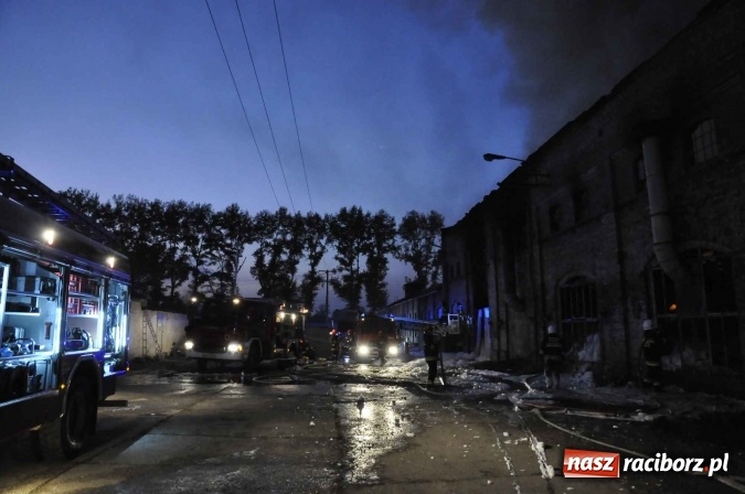 Zdjęcie w galerii na portalu naszraciborz.pl: Pożar hali przy ul. Zakładowej w Brzeziu wciąż szaleje. Przed 20.00 do akcji wszedł ciężki sprzęt do burzenia murów. Tylko u nas FOTO i WIDEO wiadomości z regionu