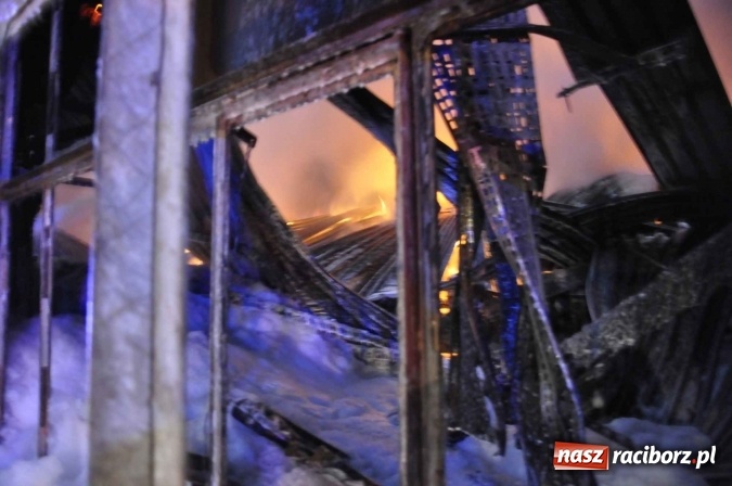 Zdjęcie w galerii na portalu naszraciborz.pl: Pożar hali przy ul. Zakładowej w Brzeziu wciąż szaleje. Przed 20.00 do akcji wszedł ciężki sprzęt do burzenia murów. Tylko u nas FOTO i WIDEO wiadomości z regionu