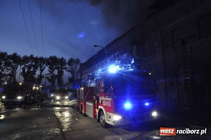 Zdjęcie w galerii na portalu naszraciborz.pl: Pożar hali przy ul. Zakładowej w Brzeziu wciąż szaleje. Przed 20.00 do akcji wszedł ciężki sprzęt do burzenia murów. Tylko u nas FOTO i WIDEO wiadomości z regionu