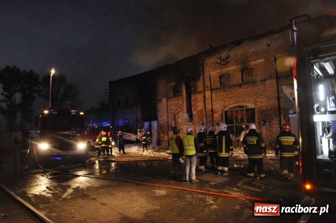 Zdjęcie w galerii na portalu naszraciborz.pl: Pożar hali przy ul. Zakładowej w Brzeziu wciąż szaleje. Przed 20.00 do akcji wszedł ciężki sprzęt do burzenia murów. Tylko u nas FOTO i WIDEO wiadomości z regionu