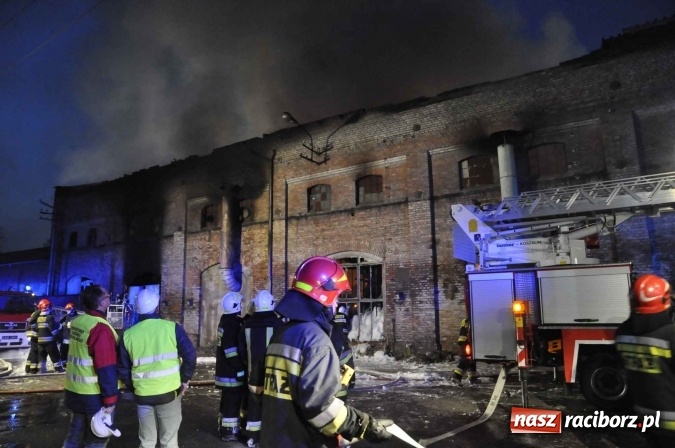 Zdjęcie w galerii na portalu naszraciborz.pl: Pożar hali przy ul. Zakładowej w Brzeziu wciąż szaleje. Przed 20.00 do akcji wszedł ciężki sprzęt do burzenia murów. Tylko u nas FOTO i WIDEO wiadomości z regionu