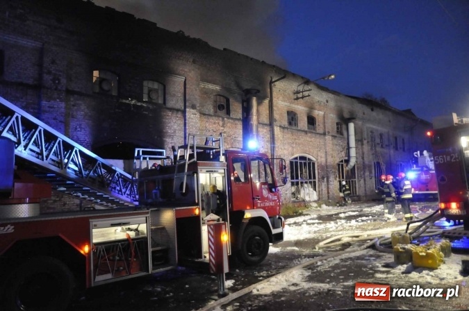 Zdjęcie w galerii na portalu naszraciborz.pl: Pożar hali przy ul. Zakładowej w Brzeziu wciąż szaleje. Przed 20.00 do akcji wszedł ciężki sprzęt do burzenia murów. Tylko u nas FOTO i WIDEO wiadomości z regionu