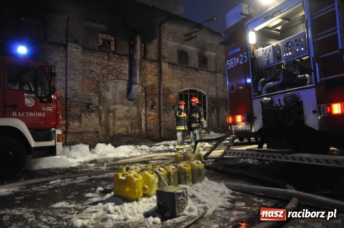 Zdjęcie w galerii na portalu naszraciborz.pl: Pożar hali przy ul. Zakładowej w Brzeziu wciąż szaleje. Przed 20.00 do akcji wszedł ciężki sprzęt do burzenia murów. Tylko u nas FOTO i WIDEO wiadomości z regionu
