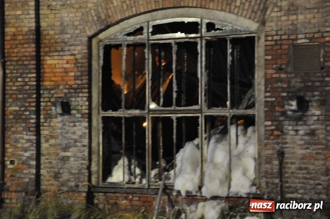 Zdjęcie w galerii na portalu naszraciborz.pl: Pożar hali przy ul. Zakładowej w Brzeziu wciąż szaleje. Przed 20.00 do akcji wszedł ciężki sprzęt do burzenia murów. Tylko u nas FOTO i WIDEO wiadomości z regionu