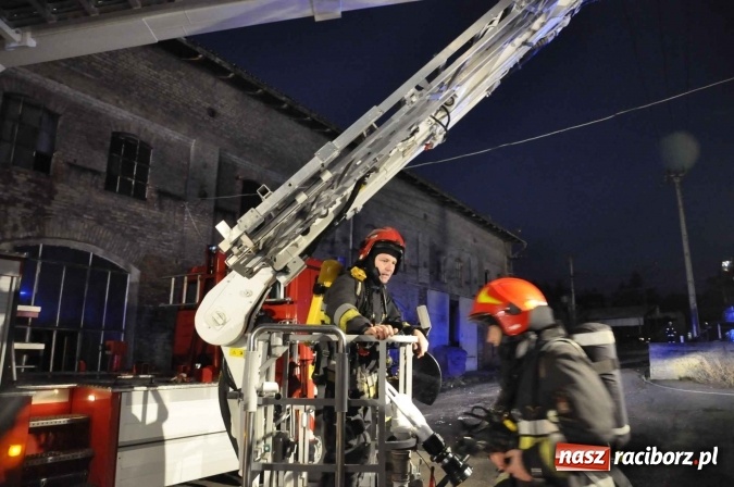 Zdjęcie w galerii na portalu naszraciborz.pl: Pożar hali przy ul. Zakładowej w Brzeziu wciąż szaleje. Przed 20.00 do akcji wszedł ciężki sprzęt do burzenia murów. Tylko u nas FOTO i WIDEO wiadomości z regionu