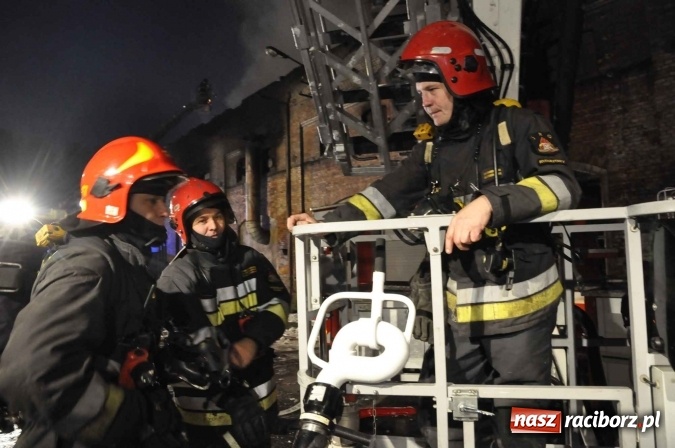 Zdjęcie w galerii na portalu naszraciborz.pl: Pożar hali przy ul. Zakładowej w Brzeziu wciąż szaleje. Przed 20.00 do akcji wszedł ciężki sprzęt do burzenia murów. Tylko u nas FOTO i WIDEO wiadomości z regionu