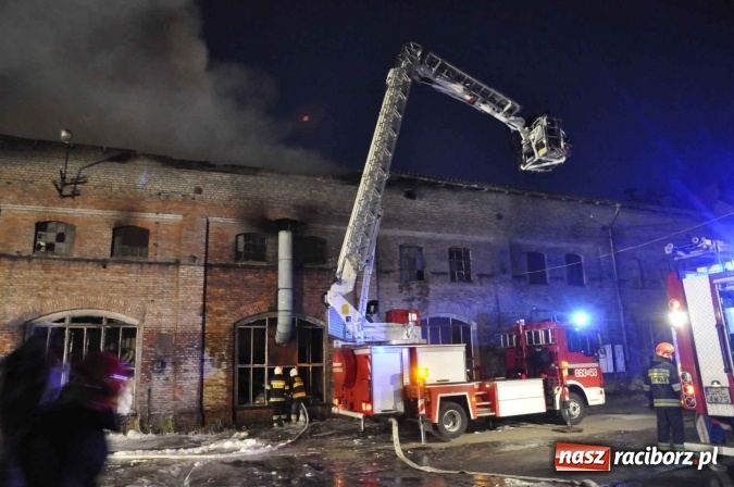 Zdjęcie w galerii na portalu naszraciborz.pl: Pożar hali przy ul. Zakładowej w Brzeziu wciąż szaleje. Przed 20.00 do akcji wszedł ciężki sprzęt do burzenia murów. Tylko u nas FOTO i WIDEO wiadomości z regionu