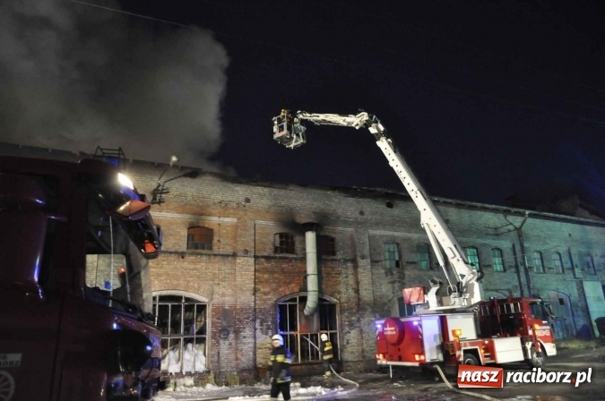 Zdjęcie w galerii na portalu naszraciborz.pl: Pożar hali przy ul. Zakładowej w Brzeziu wciąż szaleje. Przed 20.00 do akcji wszedł ciężki sprzęt do burzenia murów. Tylko u nas FOTO i WIDEO wiadomości z regionu