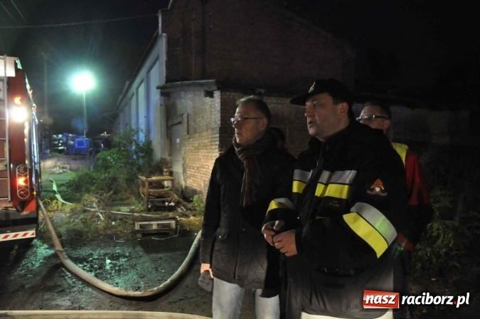 Zdjęcie w galerii na portalu naszraciborz.pl: Pożar hali przy ul. Zakładowej w Brzeziu wciąż szaleje. Przed 20.00 do akcji wszedł ciężki sprzęt do burzenia murów. Tylko u nas FOTO i WIDEO wiadomości z regionu