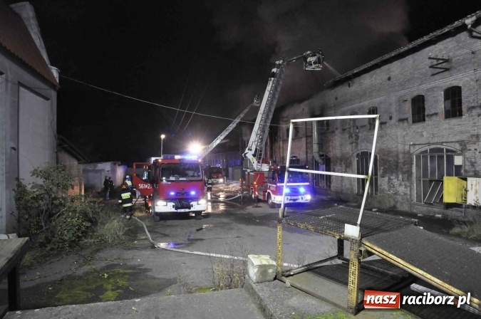 Zdjęcie w galerii na portalu naszraciborz.pl: Pożar hali przy ul. Zakładowej w Brzeziu wciąż szaleje. Przed 20.00 do akcji wszedł ciężki sprzęt do burzenia murów. Tylko u nas FOTO i WIDEO wiadomości z regionu