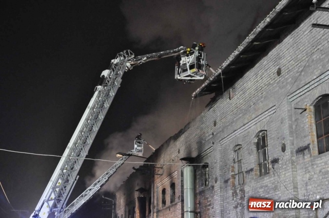 Zdjęcie w galerii na portalu naszraciborz.pl: Pożar hali przy ul. Zakładowej w Brzeziu wciąż szaleje. Przed 20.00 do akcji wszedł ciężki sprzęt do burzenia murów. Tylko u nas FOTO i WIDEO wiadomości z regionu