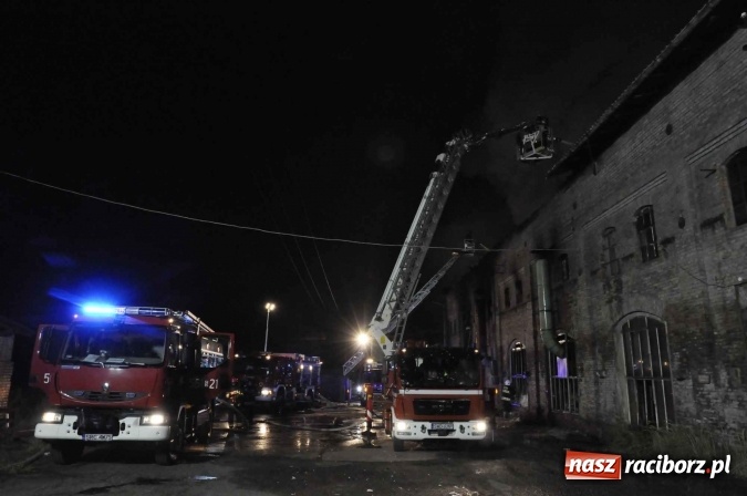 Zdjęcie w galerii na portalu naszraciborz.pl: Pożar hali przy ul. Zakładowej w Brzeziu wciąż szaleje. Przed 20.00 do akcji wszedł ciężki sprzęt do burzenia murów. Tylko u nas FOTO i WIDEO wiadomości z regionu