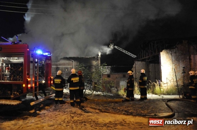 Zdjęcie w galerii na portalu naszraciborz.pl: Pożar hali przy ul. Zakładowej w Brzeziu wciąż szaleje. Przed 20.00 do akcji wszedł ciężki sprzęt do burzenia murów. Tylko u nas FOTO i WIDEO wiadomości z regionu
