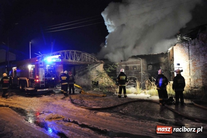 Zdjęcie w galerii na portalu naszraciborz.pl: Pożar hali przy ul. Zakładowej w Brzeziu wciąż szaleje. Przed 20.00 do akcji wszedł ciężki sprzęt do burzenia murów. Tylko u nas FOTO i WIDEO wiadomości z regionu