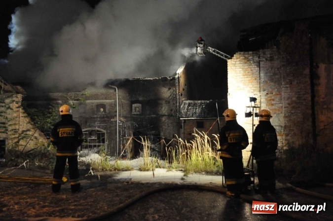 Zdjęcie w galerii na portalu naszraciborz.pl: Pożar hali przy ul. Zakładowej w Brzeziu wciąż szaleje. Przed 20.00 do akcji wszedł ciężki sprzęt do burzenia murów. Tylko u nas FOTO i WIDEO wiadomości z regionu