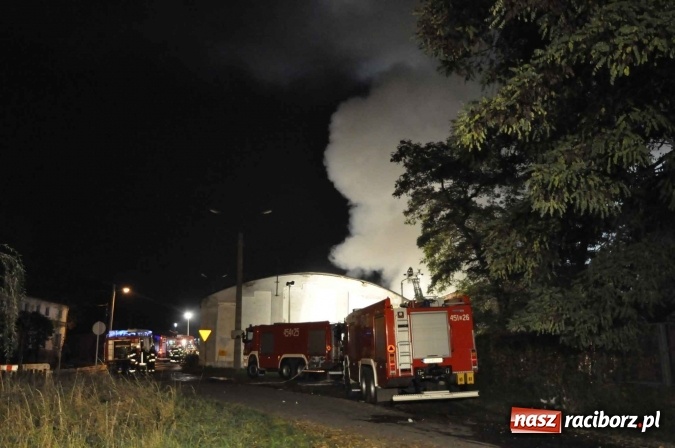 Zdjęcie w galerii na portalu naszraciborz.pl: Pożar hali przy ul. Zakładowej w Brzeziu wciąż szaleje. Przed 20.00 do akcji wszedł ciężki sprzęt do burzenia murów. Tylko u nas FOTO i WIDEO wiadomości z regionu