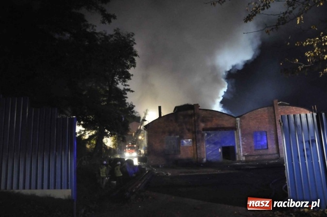 Zdjęcie w galerii na portalu naszraciborz.pl: Pożar hali przy ul. Zakładowej w Brzeziu wciąż szaleje. Przed 20.00 do akcji wszedł ciężki sprzęt do burzenia murów. Tylko u nas FOTO i WIDEO wiadomości z regionu