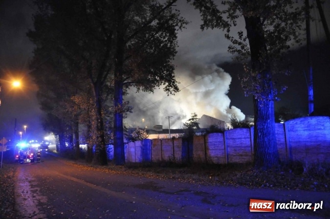 Zdjęcie w galerii na portalu naszraciborz.pl: Pożar hali przy ul. Zakładowej w Brzeziu wciąż szaleje. Przed 20.00 do akcji wszedł ciężki sprzęt do burzenia murów. Tylko u nas FOTO i WIDEO wiadomości z regionu