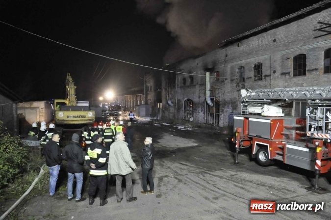 Zdjęcie w galerii na portalu naszraciborz.pl: Pożar hali przy ul. Zakładowej w Brzeziu wciąż szaleje. Przed 20.00 do akcji wszedł ciężki sprzęt do burzenia murów. Tylko u nas FOTO i WIDEO wiadomości z regionu