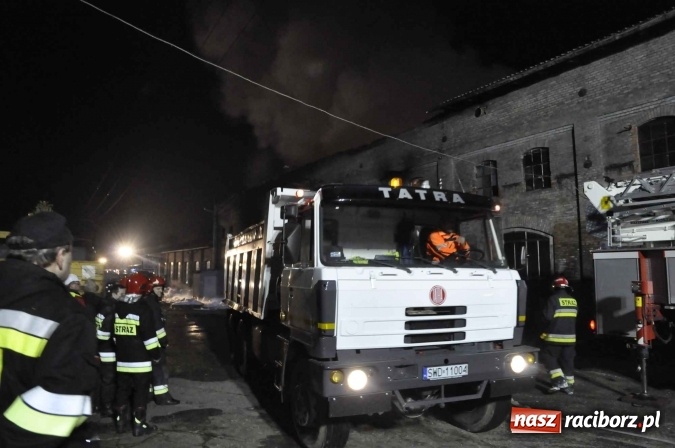 Zdjęcie w galerii na portalu naszraciborz.pl: Pożar hali przy ul. Zakładowej w Brzeziu wciąż szaleje. Przed 20.00 do akcji wszedł ciężki sprzęt do burzenia murów. Tylko u nas FOTO i WIDEO wiadomości z regionu