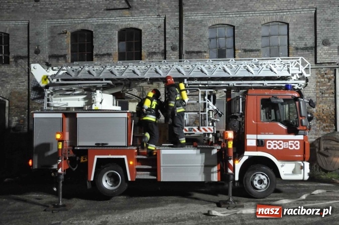 Zdjęcie w galerii na portalu naszraciborz.pl: Pożar hali przy ul. Zakładowej w Brzeziu wciąż szaleje. Przed 20.00 do akcji wszedł ciężki sprzęt do burzenia murów. Tylko u nas FOTO i WIDEO wiadomości z regionu
