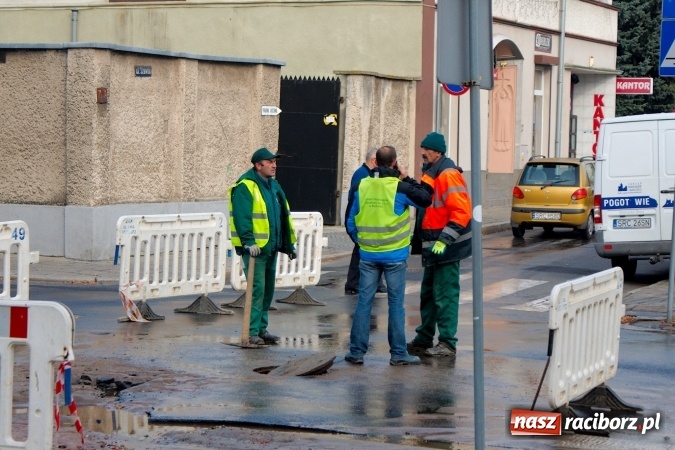 Zdjęcie w galerii na portalu naszraciborz.pl: Awaria wodociągowa na ulicy Mickiewicza. Mieszkańcy bez wody, ustawiono beczkowóz wiadomości z regionu