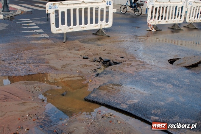 Zdjęcie w galerii na portalu naszraciborz.pl: Awaria wodociągowa na ulicy Mickiewicza. Mieszkańcy bez wody, ustawiono beczkowóz wiadomości z regionu